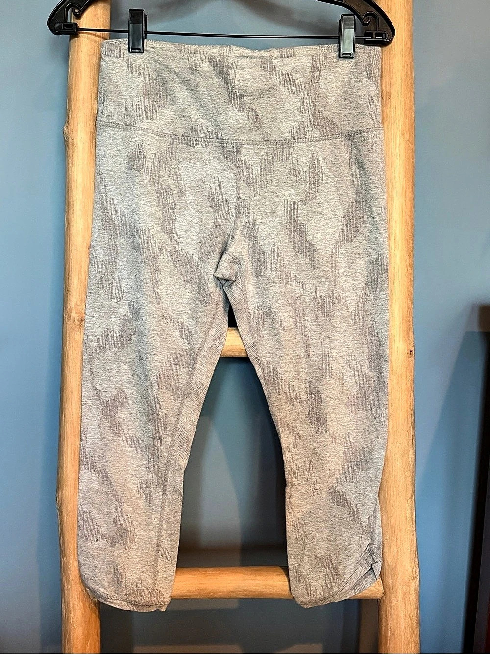 Athleta Ultimate Stash Pocket Textured Camo Capri Leggings Gray Medium
